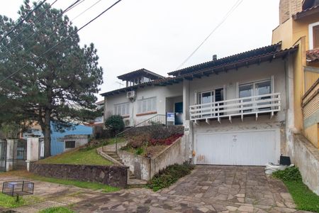 Casa à venda com 367m², 4 quartos e 4 vagas Casa à venda com 367m², 4 quartos e 4 vagasFachada