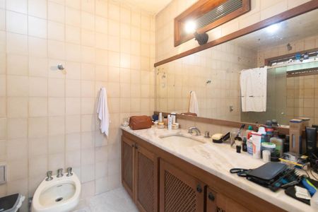 Casa à venda com 367m², 4 quartos e 4 vagas Casa à venda com 367m², 4 quartos e 4 vagasBanheiro Social