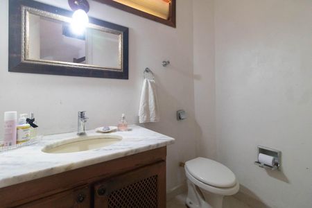 Casa à venda com 367m², 4 quartos e 4 vagas Casa à venda com 367m², 4 quartos e 4 vagasLavabo