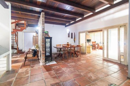 Casa à venda com 367m², 4 quartos e 4 vagas Casa à venda com 367m², 4 quartos e 4 vagasSala