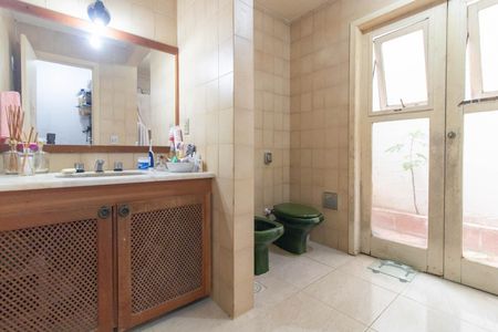 Casa à venda com 367m², 4 quartos e 4 vagas Casa à venda com 367m², 4 quartos e 4 vagasBanheiro do Quarto 3