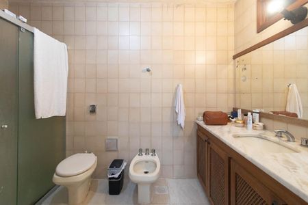 Casa à venda com 367m², 4 quartos e 4 vagas Casa à venda com 367m², 4 quartos e 4 vagasBanheiro Social