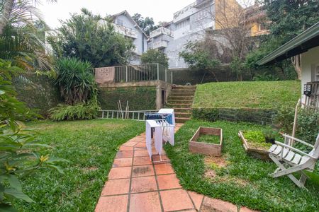 Casa à venda com 367m², 4 quartos e 4 vagas Casa à venda com 367m², 4 quartos e 4 vagasQuintal