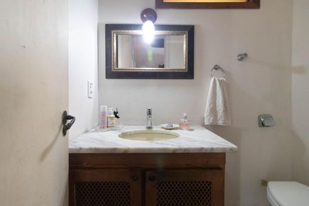 Casa à venda com 367m², 4 quartos e 4 vagas Casa à venda com 367m², 4 quartos e 4 vagasLavabo