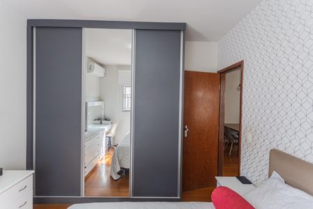 Apartamento à venda com 60m², 2 quartos e 1 vaga Apartamento à venda com 60m², 2 quartos e 1 vagaArmário do Quarto 1