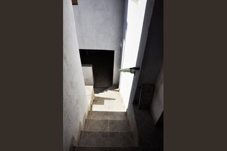 Casa à venda com 116m², 3 quartos e 3 vagas Casa à venda com 116m², 3 quartos e 3 vagasDetalhe - Escada Área de Serviço