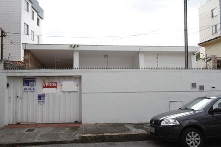 Casa para alugar com 110m², 4 quartos e 2 vagasFachada