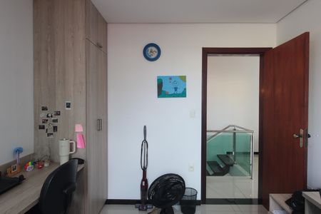 Casa à venda com 216m², 4 quartos e 4 vagasQuarto 2