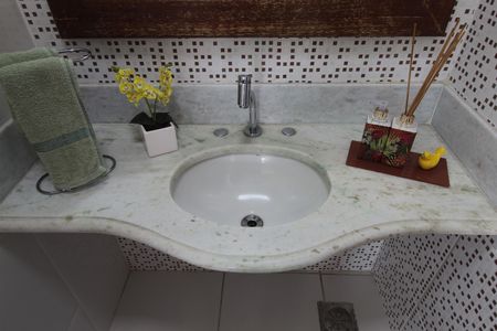 Casa à venda com 216m², 4 quartos e 4 vagasBanheiro Social 2