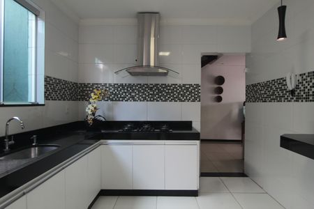 Casa à venda com 216m², 4 quartos e 4 vagasCozinha