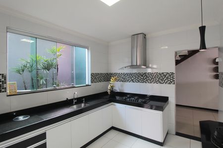 Casa à venda com 216m², 4 quartos e 4 vagasCozinha