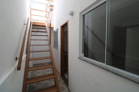 Escada de casa para alugar com 2 quartos, 60m² em Vila Bela, São Paulo