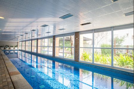 Apartamento para alugar com 240m², 3 quartos e 2 vagas Apartamento para alugar com 240m², 3 quartos e 2 vagasÁrea comum - Piscina coberta