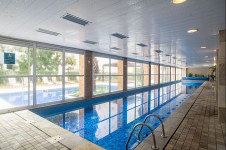 Apartamento para alugar com 240m², 3 quartos e 2 vagas Apartamento para alugar com 240m², 3 quartos e 2 vagasÁrea comum - Piscina coberta
