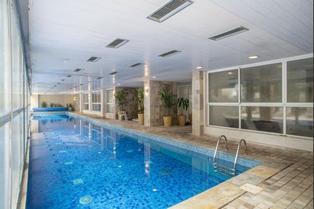 Apartamento para alugar com 240m², 3 quartos e 2 vagas Apartamento para alugar com 240m², 3 quartos e 2 vagasÁrea comum - Piscina coberta