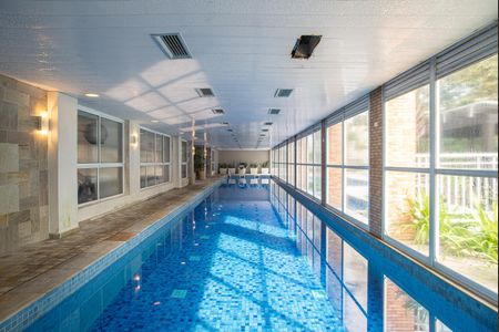 Apartamento para alugar com 240m², 3 quartos e 2 vagas Apartamento para alugar com 240m², 3 quartos e 2 vagasÁrea comum - Piscina coberta