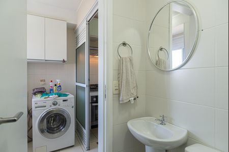 Apartamento para alugar com 240m², 3 quartos e 2 vagas Apartamento para alugar com 240m², 3 quartos e 2 vagasBanheiro de Serviço
