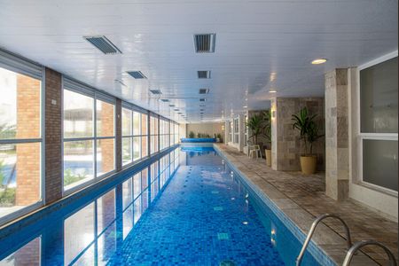 Apartamento para alugar com 240m², 3 quartos e 2 vagas Apartamento para alugar com 240m², 3 quartos e 2 vagasÁrea comum - Piscina coberta
