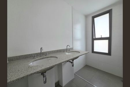 Apartamento à venda com 141m², 3 quartos e 2 vagas Apartamento à venda com 141m², 3 quartos e 2 vagasBanheiro da Suíte 2