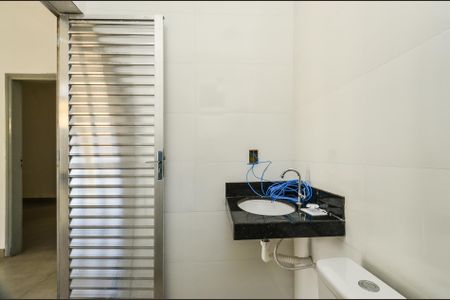 Banheiro de kitnet/studio para alugar com 2 quartos, 40m² em Santa Efigênia, Belo Horizonte