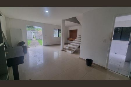 Casa de condomínio à venda com 300m², 4 quartos e 5 vagas Casa de condomínio à venda com 300m², 4 quartos e 5 vagasSala