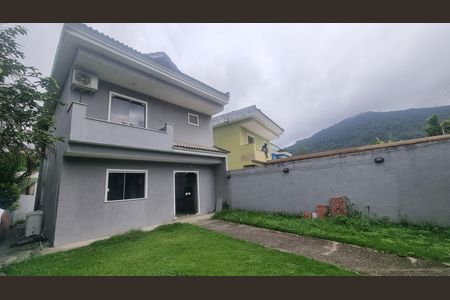 Casa de condomínio à venda com 300m², 4 quartos e 5 vagas Casa de condomínio à venda com 300m², 4 quartos e 5 vagasÁrea externa