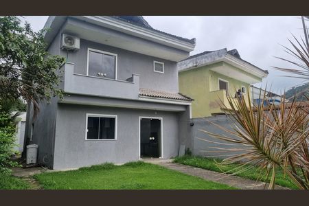 Casa de condomínio à venda com 300m², 4 quartos e 5 vagas Casa de condomínio à venda com 300m², 4 quartos e 5 vagasÁrea externa