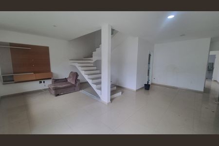 Casa de condomínio à venda com 300m², 4 quartos e 5 vagas Casa de condomínio à venda com 300m², 4 quartos e 5 vagasSala