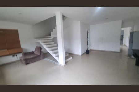 Casa de condomínio à venda com 300m², 4 quartos e 5 vagas Casa de condomínio à venda com 300m², 4 quartos e 5 vagasSala