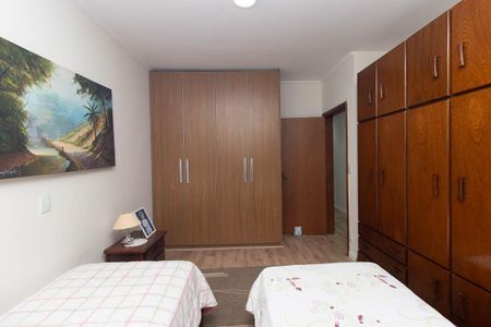 Casa à venda com 360m², 3 quartos e 5 vagas Casa à venda com 360m², 3 quartos e 5 vagasQuarto 2