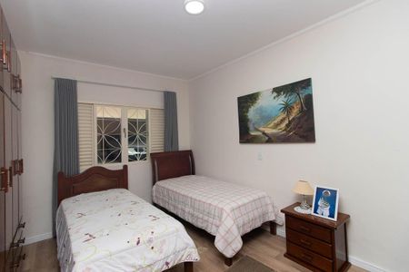 Casa à venda com 360m², 3 quartos e 5 vagas Casa à venda com 360m², 3 quartos e 5 vagasQuarto 2