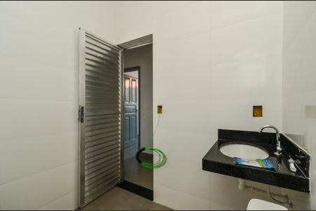 Banheiro de kitnet/studio para alugar com 2 quartos, 38m² em Santa Efigênia, Belo Horizonte