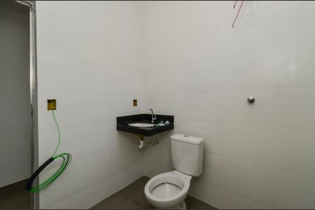 Banheiro de kitnet/studio para alugar com 2 quartos, 38m² em Santa Efigênia, Belo Horizonte