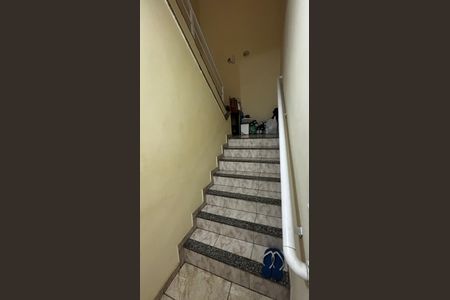 Apartamento à venda com 104m², 2 quartos e 1 vaga Apartamento à venda com 104m², 2 quartos e 1 vagaEscada