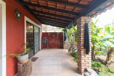 Casa à venda com 200m², 2 quartos e 2 vagas Casa à venda com 200m², 2 quartos e 2 vagasVaranda