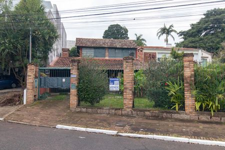 Casa à venda com 200m², 2 quartos e 2 vagas Casa à venda com 200m², 2 quartos e 2 vagasFachada