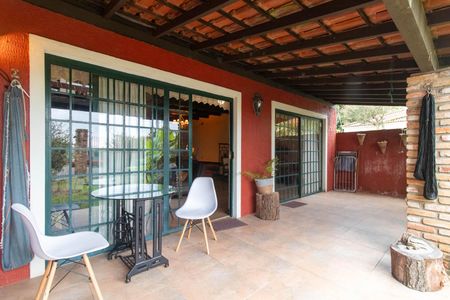 Casa à venda com 200m², 2 quartos e 2 vagas Casa à venda com 200m², 2 quartos e 2 vagasVaranda