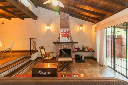 Casa à venda com 200m², 2 quartos e 2 vagas Casa à venda com 200m², 2 quartos e 2 vagasSala