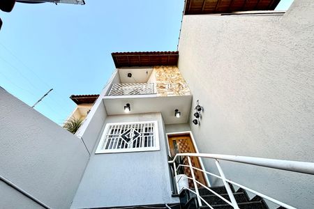 Casa à venda com 180m², 4 quartos e 4 vagas Casa à venda com 180m², 4 quartos e 4 vagasFachada