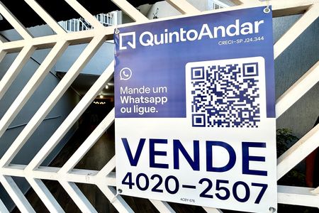 Casa à venda com 180m², 4 quartos e 4 vagas Casa à venda com 180m², 4 quartos e 4 vagasFachada
