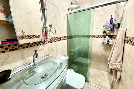 Casa à venda com 180m², 4 quartos e 4 vagas Casa à venda com 180m², 4 quartos e 4 vagasBanheiro 2