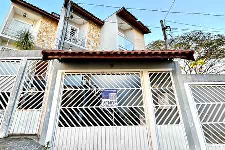 Casa à venda com 180m², 4 quartos e 4 vagas Casa à venda com 180m², 4 quartos e 4 vagasFachada