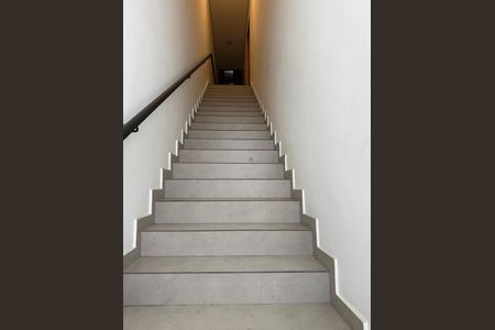 Apartamento para alugar com 58m², 2 quartos e sem vaga Apartamento para alugar com 58m², 2 quartos e sem vagaEscada