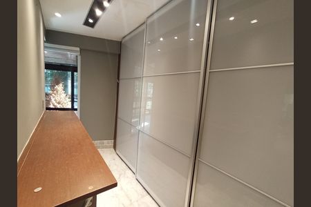 Apartamento para alugar com 160m², 2 quartos e 2 vagas Apartamento para alugar com 160m², 2 quartos e 2 vagasCloset da suíte