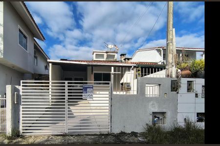 Casa para alugar com 51m², 2 quartos e 2 vagas Casa para alugar com 51m², 2 quartos e 2 vagasFachada