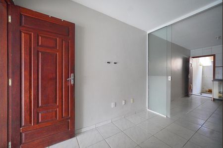 Casa para alugar com 51m², 2 quartos e 2 vagasSala
