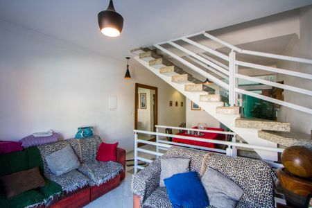 Casa à venda com 140m², 3 quartos e 2 vagas Casa à venda com 140m², 3 quartos e 2 vagasSala