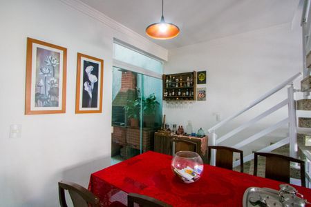 Casa à venda com 140m², 3 quartos e 2 vagas Casa à venda com 140m², 3 quartos e 2 vagasSala