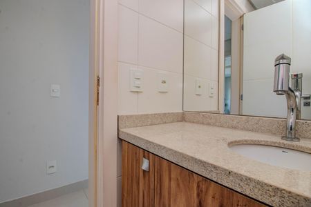 Banheiro Social de apartamento à venda com 2 quartos, 52m² em Petrópolis, Porto Alegre