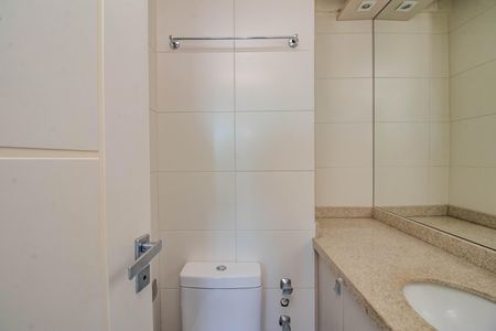Banheiro da Suíte de apartamento à venda com 2 quartos, 52m² em Petrópolis, Porto Alegre